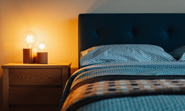 Pencahayaan Tepi Tempat Tidur dengan Lampu Kayu